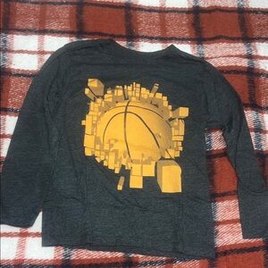 The Children's Place Dark Gray Shirt with Basketball Graphic Size 5/6